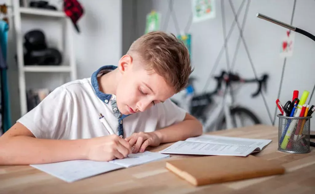 ragazzino-che-studia-concentrato